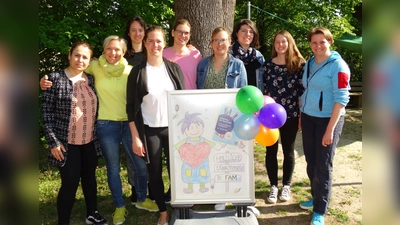 Freuen sich auf die Woche der Familienzentren (v.l.): Sanaa Maree (Ehrenamtliche), Birgit Herweg (Leiterin), Anna Backes, Janine Haberl, Ulrike Wagner, Linda Bayerl (alle Ehrenamtliche), Manuela Nachtigall (Beratung), Jessy Walter (Ehrenamtliche) und Tina Flammensböck (Leiterin). (Foto: tab)