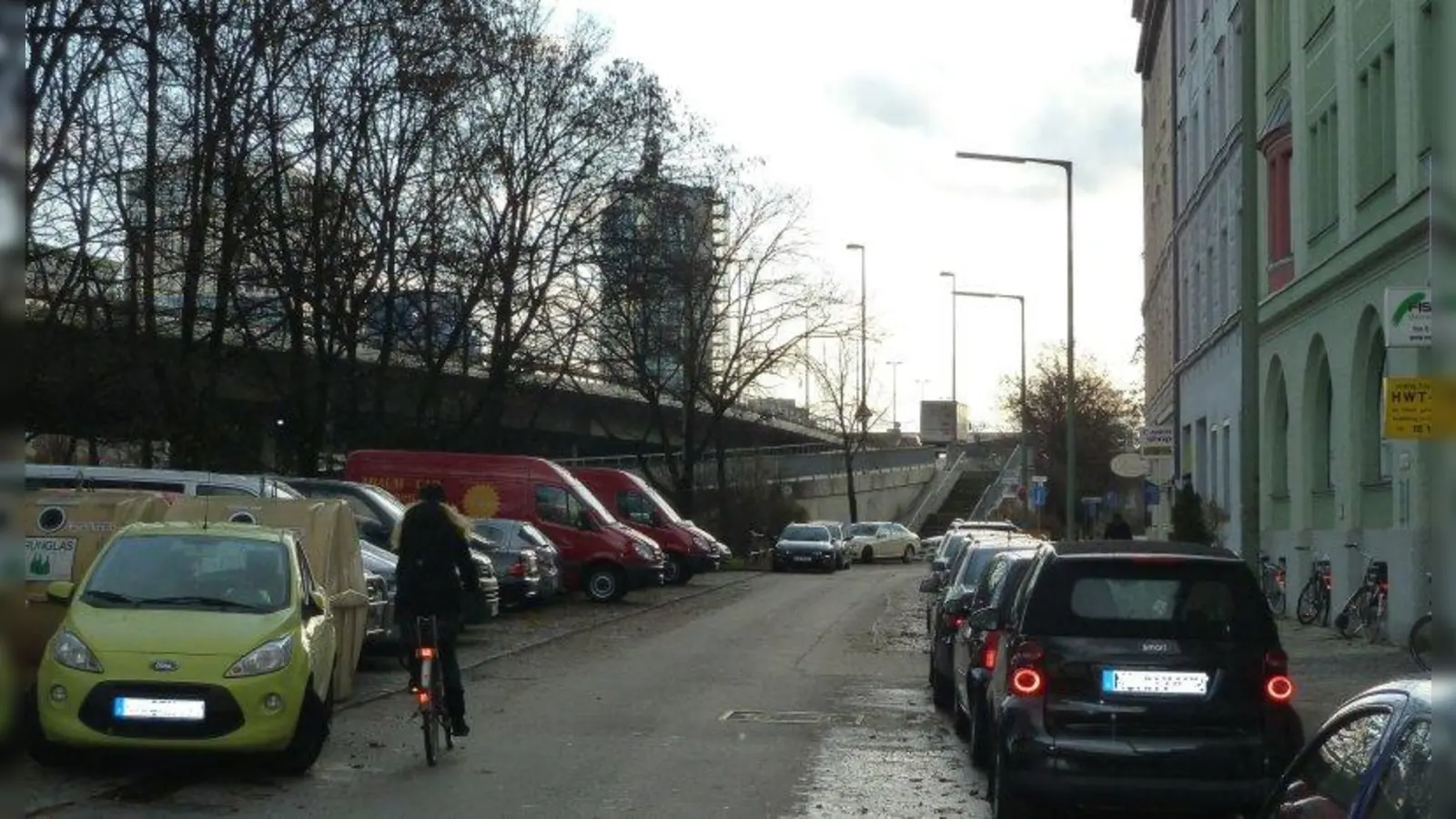 Blick von der Richelstraße in Richtung Donnersberger Brücke: Die Geruchsbelästigung unter der Brücke sei massiv, klagt ein Bürger. (Foto: sb)
