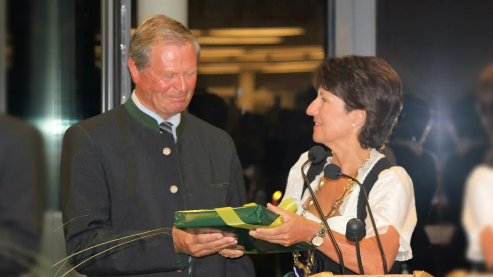 Krailling hat einen neuen Ehrenbürger: In der Kraillinger Bibliothek verlieh Bürgermeisterin Christine Borst die Ehrenbürgerwürde an Altbürgermeister Dieter Hager. (Foto: US)
