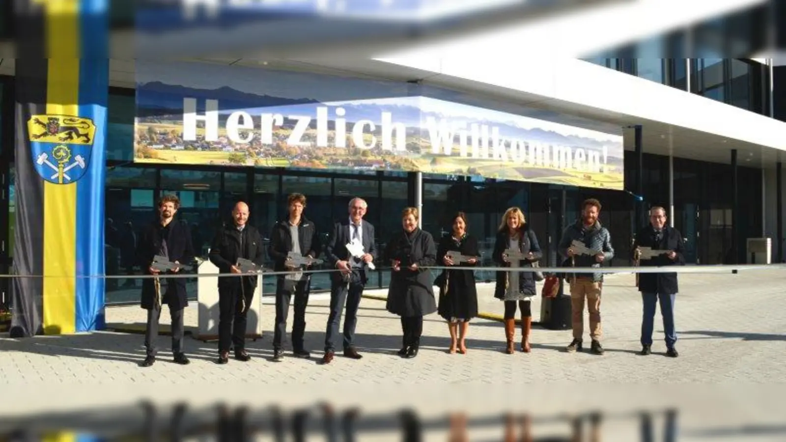 Wurden bei der Eröffnung der neuen Berufsschule Weilheim mit einem Schlüssel bedacht: Fabian Hitscherich, Florian Steinbach, Florian Müller-Luckinger, Knut Seelos, Andrea Jochner-Weiß, Nina Türk, Caroline Stahl, Philipp Rehm und Norbert Merk (von links). (Foto: mka)