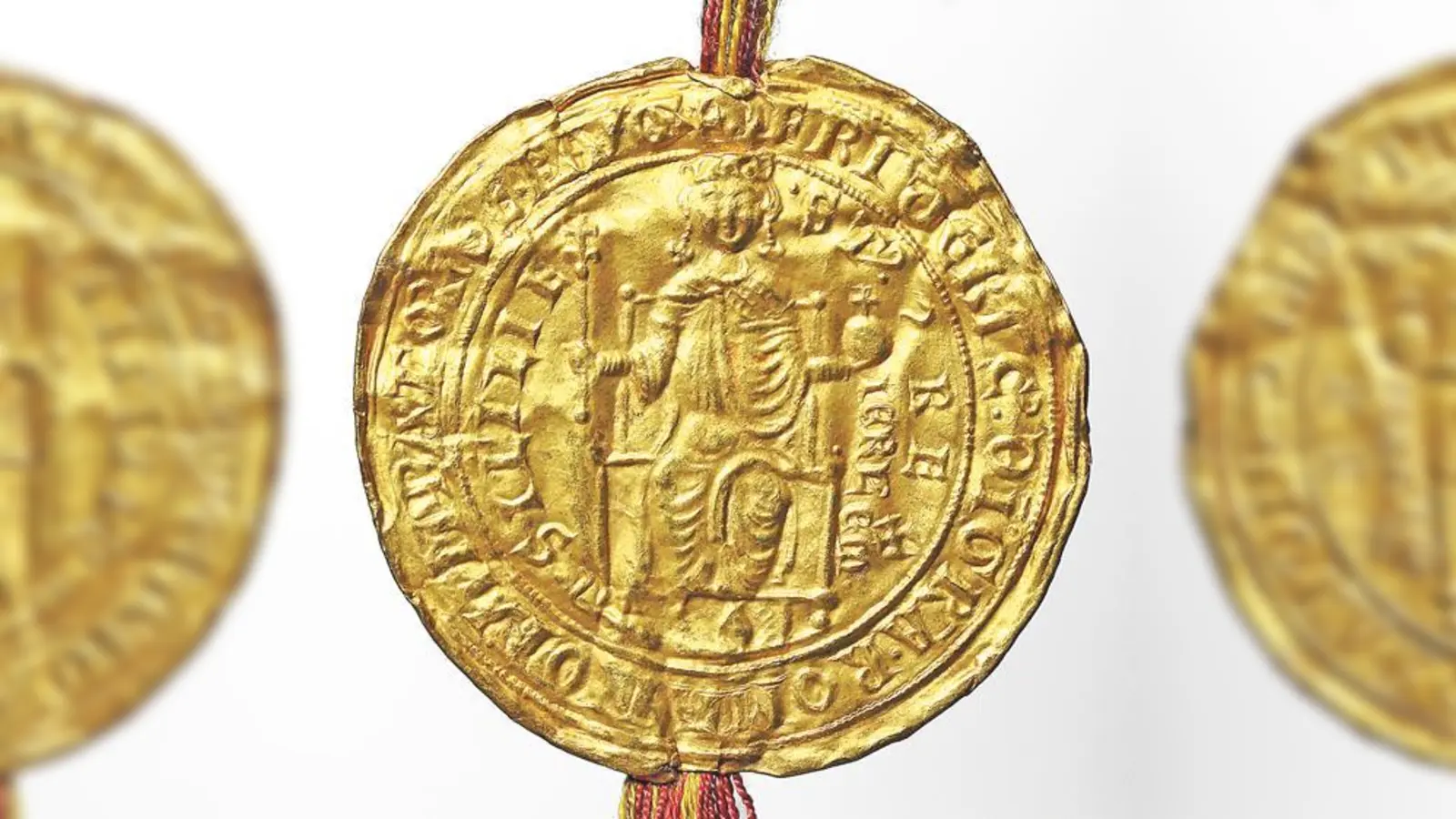 Goldsiegel Kaiser Friedrichs II. (1194-1250) von einer Urkunde, die er im Jahr 1234 für den Bischof von Eichstätt ausstellte.		 (Foto: Bayerisches Haupt­staatsarchiv)