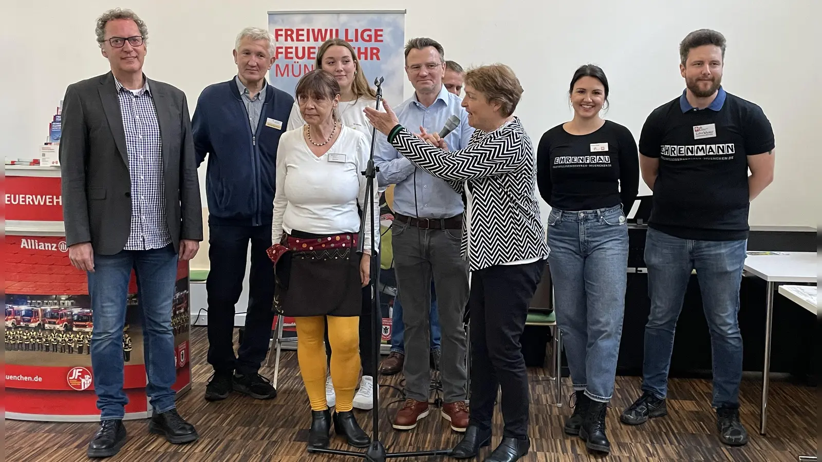 Dagmar Mosch stellt bei der letzten Ehrenamtsmesse die Vertreter der einzelnen Organisationen vor.  (Foto: pst)