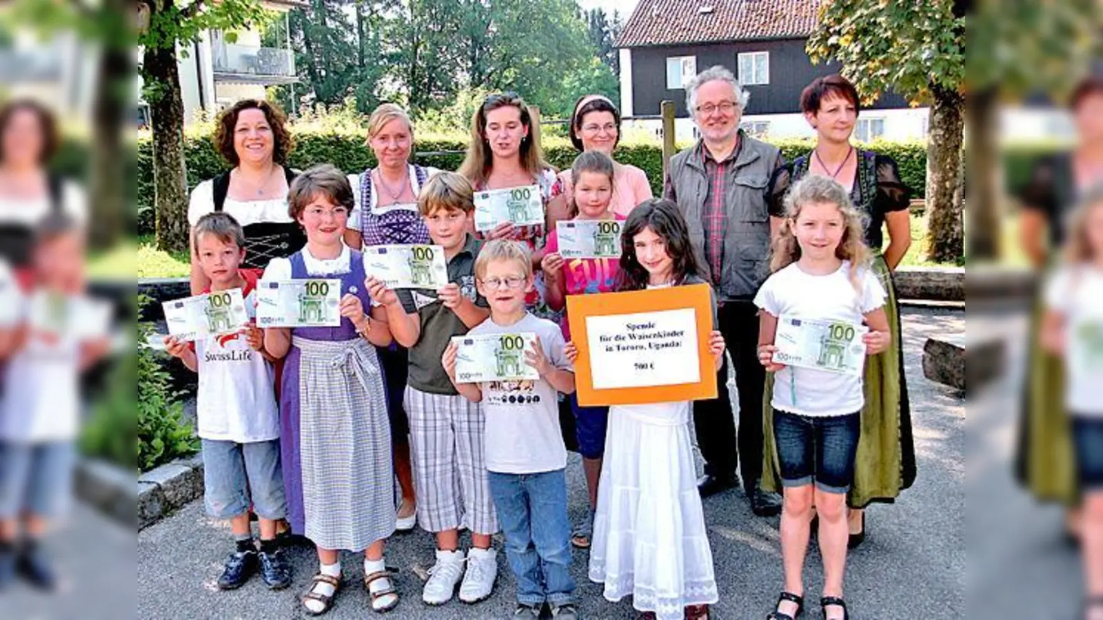 Stolz und zufrieden sind die kleinen Viel-Leser über den Scheck, der nun in Afrika helfen soll.	 (Foto: VA)