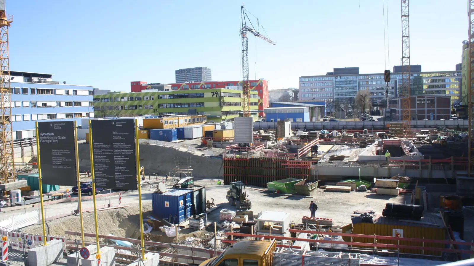 Neues Gymnasium: Dieser Neubau entsteht gerade an der Gmunder Straße.  (Foto: job)