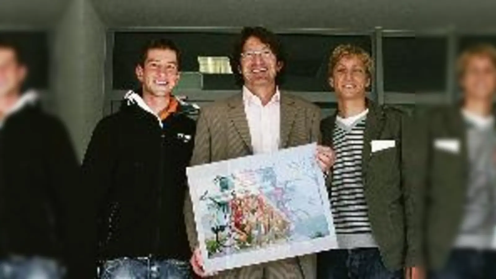 Christian Lichtenberg und Julian Steinmeyer bedankten sich bei Anzeigenleiter Ernst Kreisl (Mitte) für die hervorragende Zusammenarbeit.  (Foto: ak)