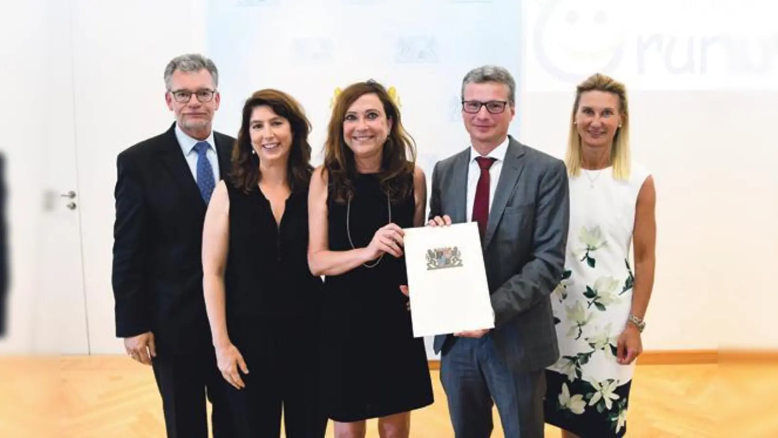 Die Grundschule an der Bazeillesstraße ist jetzt eine »Flexible Grundschule«: Kultusminister Bernd Sibler (2. v. r.) übergab die Urkunde an Lehrerin Anne-Lise Gehann (2. v. l.) und Rektorin Sonja Schmidt (Mitte).	 (Foto: Andreas Gebert/StMUK)