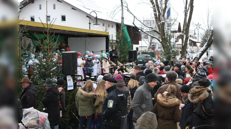 Am 3. Adventssonntag findet traditioneller Weise der Hohenbrunner Christkindlmarkt auf dem Rathausplatz statt.  (Foto: Gemeinde Hohenbrunn)