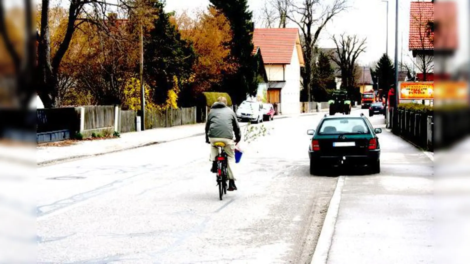 Das Baureferat plant die Radweglücke in der Karlsfelder Straße in Feldmoching zu schließen. Kritisch sehen dies die Bürger, der BA und die Polizei. 	 (Foto: ws)