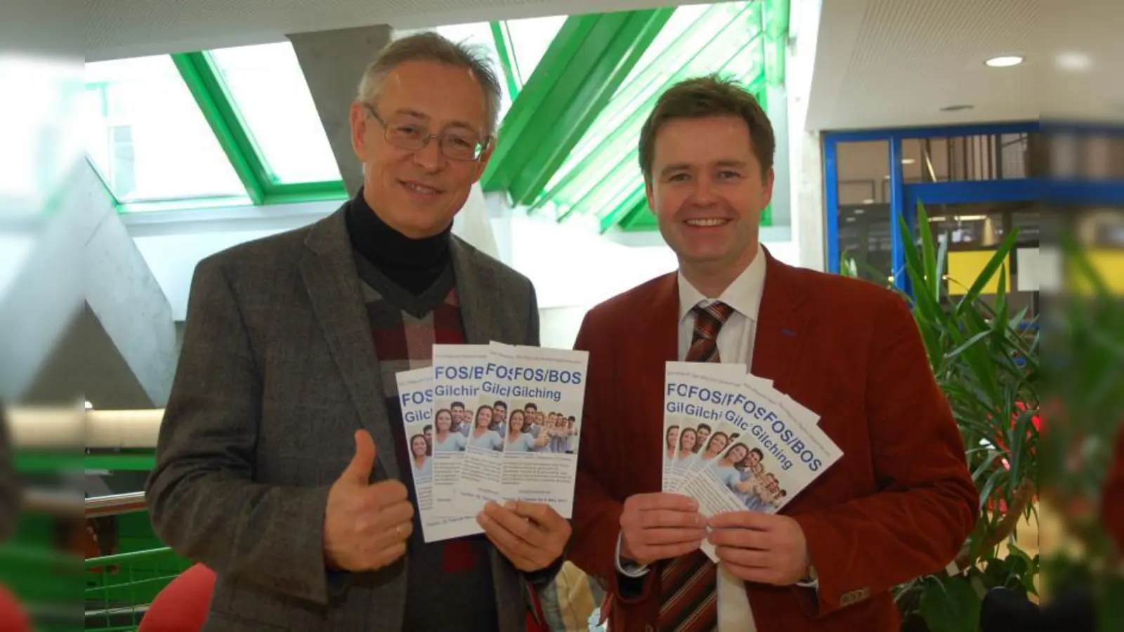 Christoph Breuer (Realschule Germering) und Manfred Walter (Gilchinger Bürgermeister) werben für die neue FOS/BOS in Gilching. (Foto: pst)