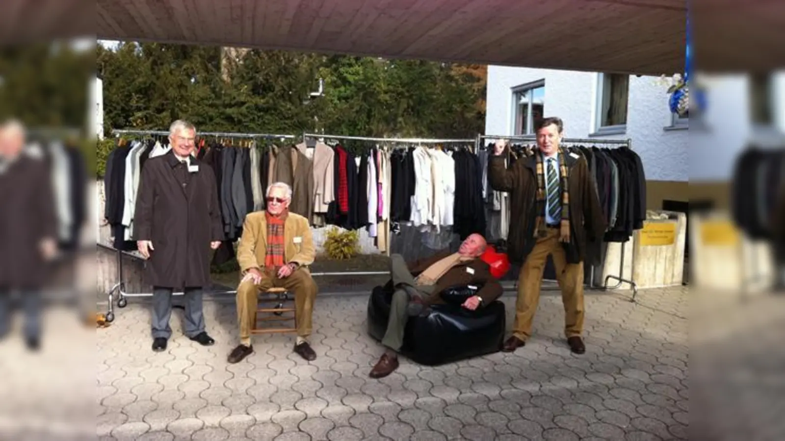 Die Mitglieder des Lions Clubs München-Geiselgasteig zeigen hier, wie elegant man sich auf dem Basar einkleiden kann.  (Foto: Lions Club)