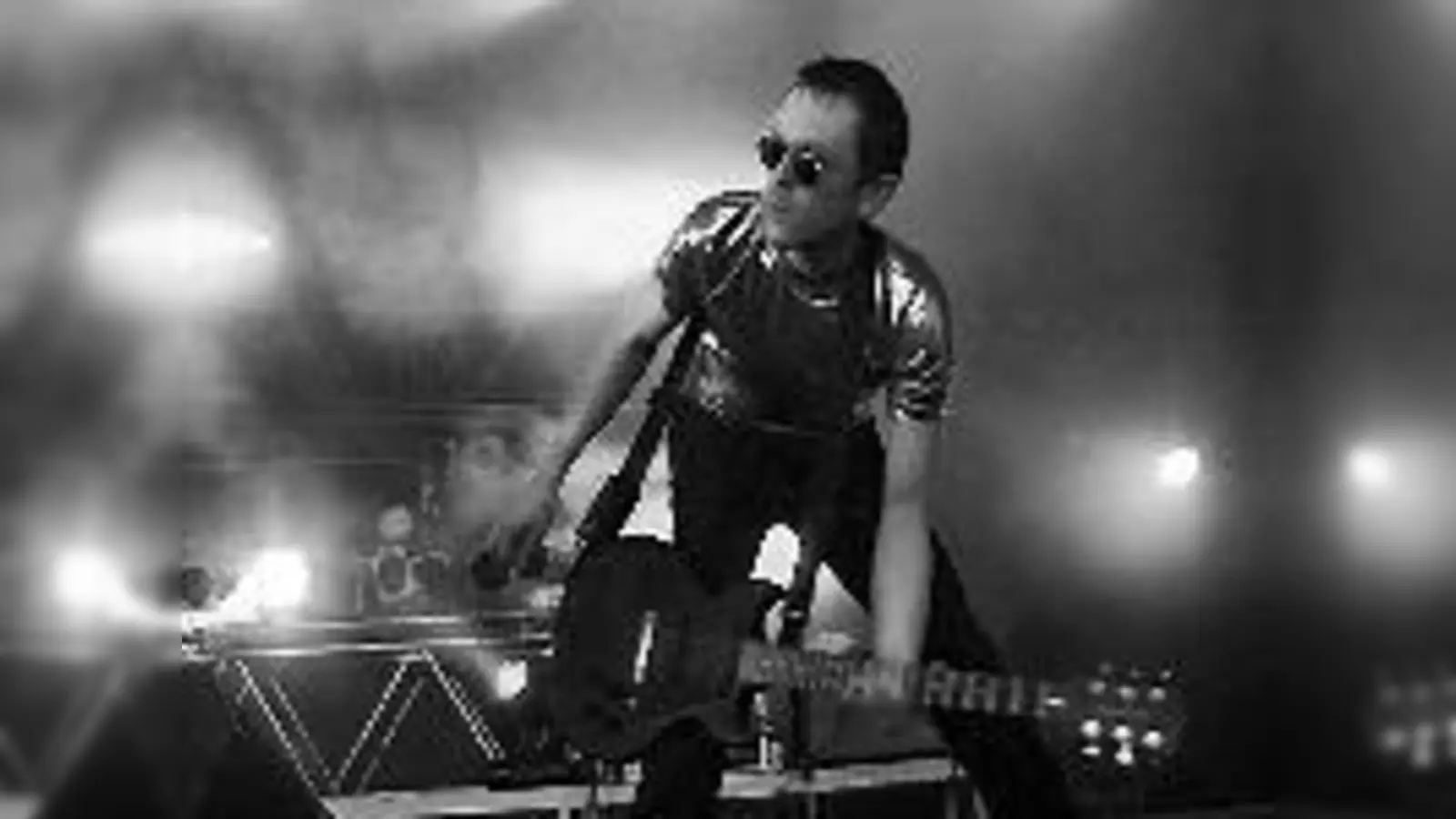 »Sisters of Mercy«-Gitarrist Chris Sheehan in seinem Element.	 (Foto: sk-Veranstaltungen)