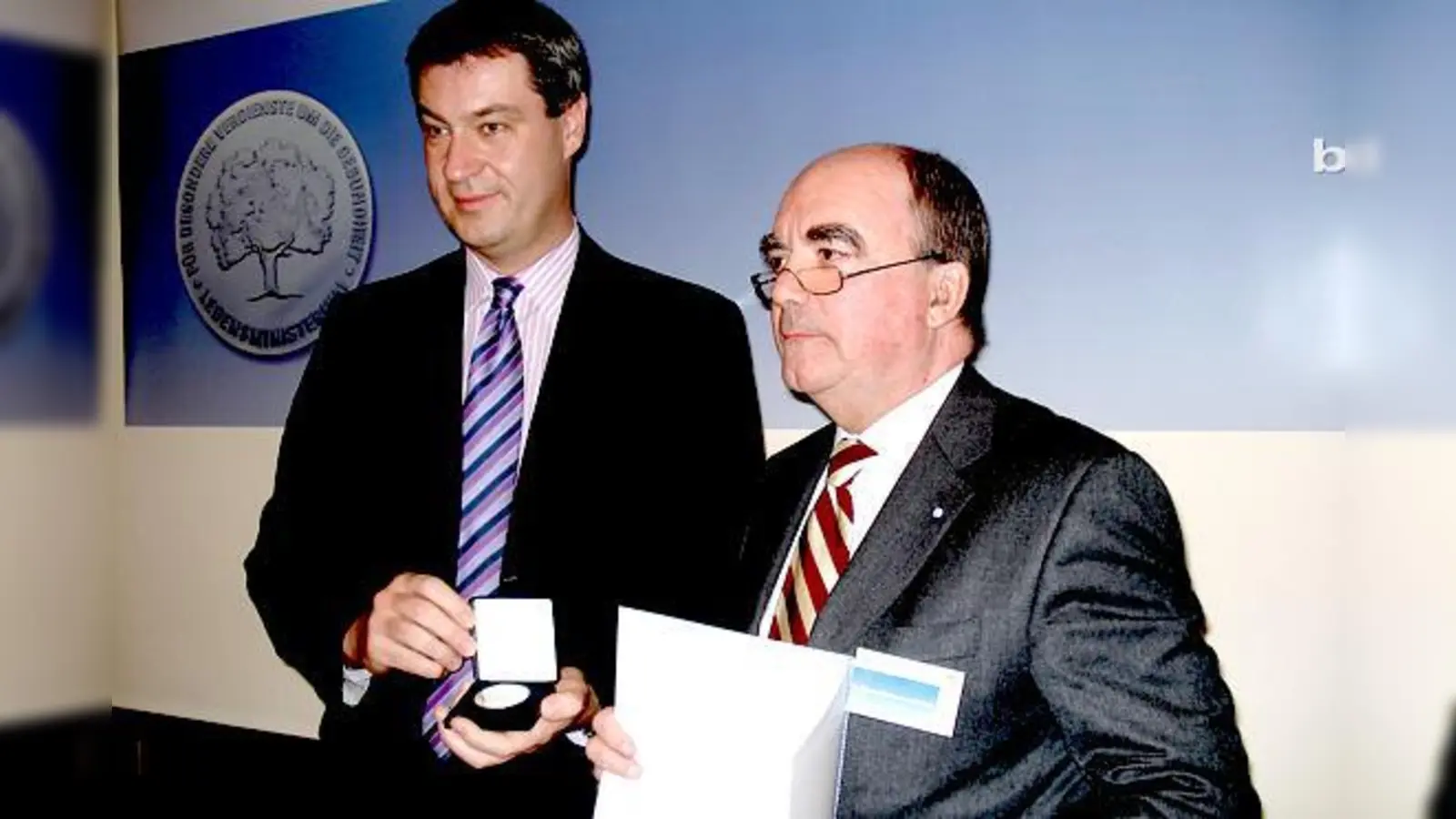 Gesundheitsminister Söder überreichte Dr. Zimmermann die Bayerische Staatsmedaille.	 (Foto: VA)