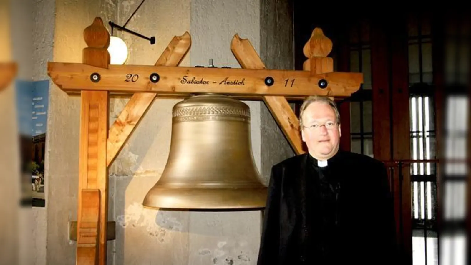 Pfarrer Markus Gottswinter lädt dazu ein, sich eine Glocke aus der Nähe zu betrachten. Ihre 65 »Schwestern« hängen schon im Turm.	 (Foto: Julia Stark)