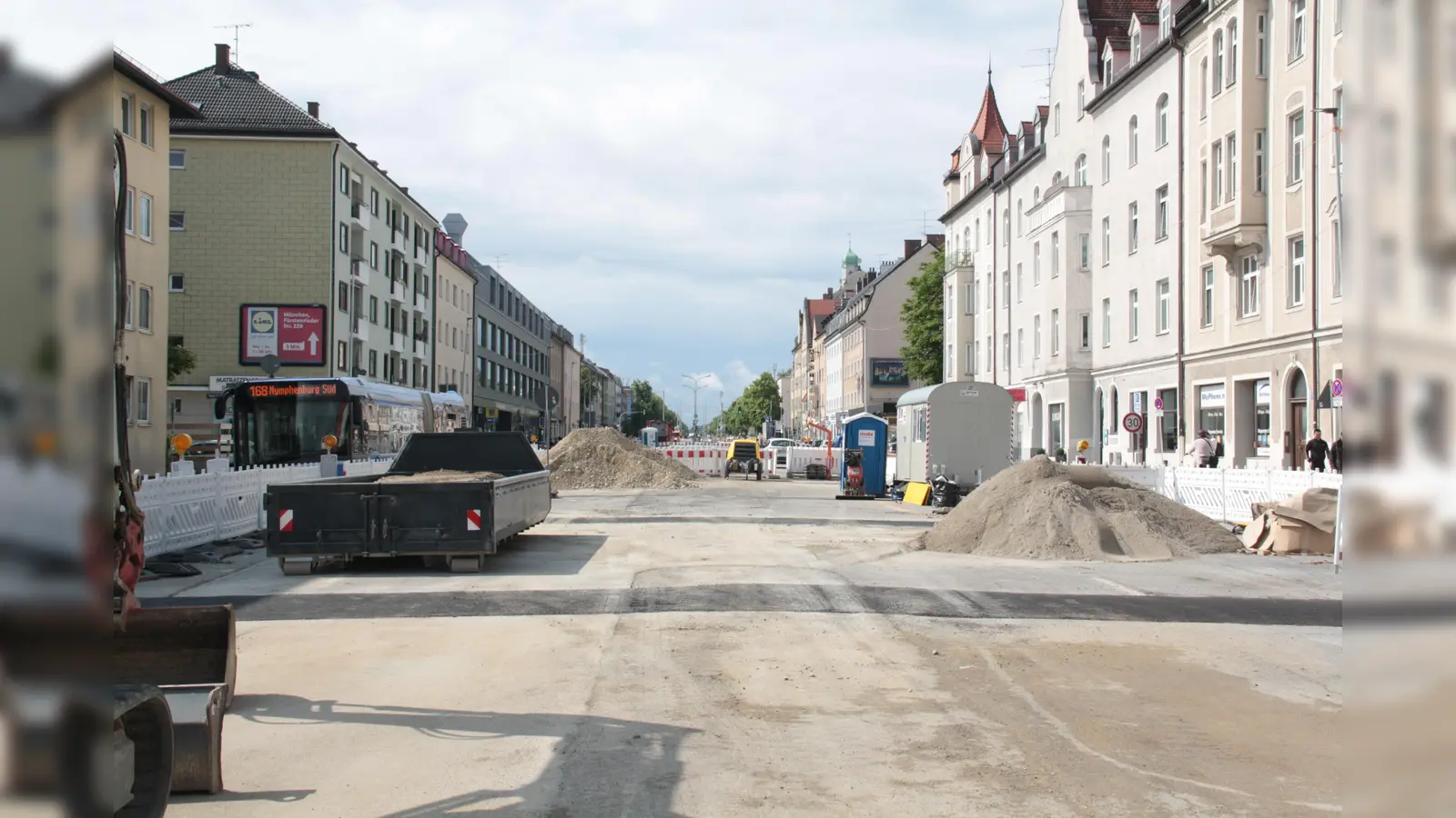 Die Fürstenrieder Straße: Damit schnell gebaut werden kann, wurde ein großes Baufeld zu Lasten des Verkehrs freigemacht. (Foto: job)