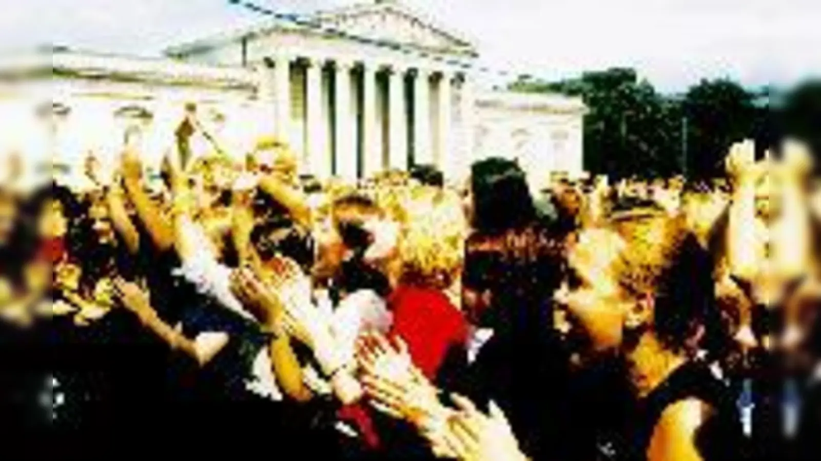 Eine Kommission »Freie Musik« soll künftig entscheiden, ob etwa Dick Brave (l.) am Königsplatz auftreten darf. 	 (Fotos: Archiv)