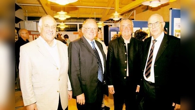Günther Lammel, Echings Bürgermeister Josef Riemensberger, Zweiter Bürgermeister Hans Hanrieder und Rudolf Goerge (v.li.) hatten viel zu erzählen auf der Jubiläumsfeier.  (Foto: ba)