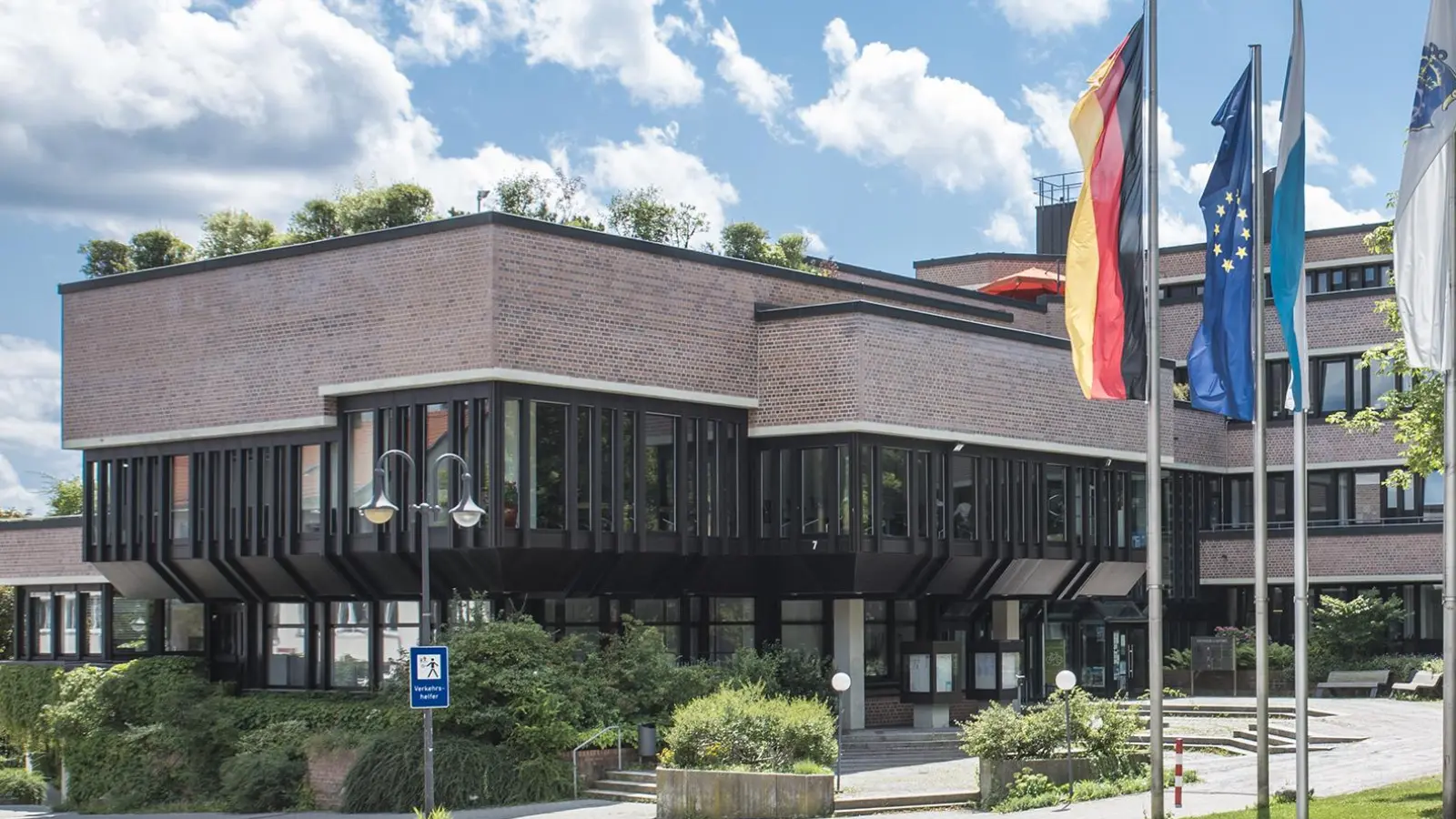 Das Rathaus Gauting wird 50 Jahre alt. Dies wird am 17. Mai von 10 bis 16 Uhr gebührend gefeiert. (Foto: Fred Rauscher)