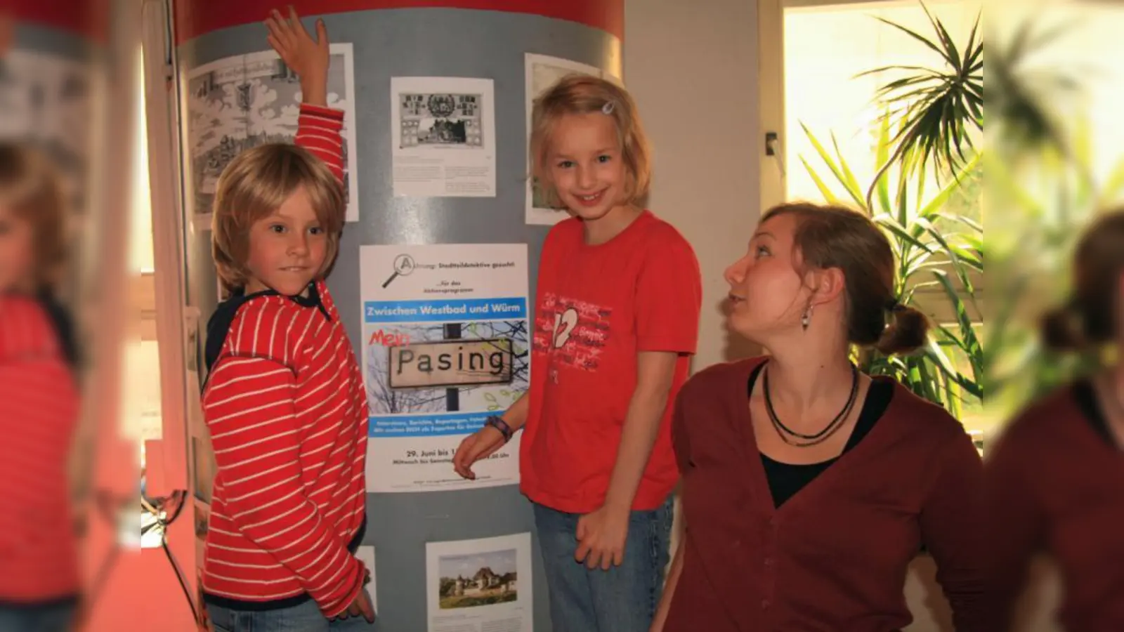 Welches Pasinger Eis ist das Beste? Diese Frage haben Kai, Miriam und Doro (v.l.) schon mal beantwortet. Vor der Litfaßsäule im Kindercafé der Pasinger Fabrik treffen sich bis Ende Juli alle jungen Stadtteilforscher, um herauszufinden, wo Pasing für junge Leute am schönsten ist. (Foto: US)