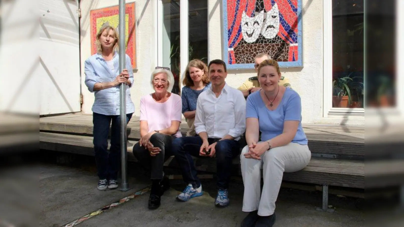 Jugendbeauftragte Claudia Fürst, Kontaktbeamter Michael Schweller (verdeckt), Fritz Zanker und Sabine Petri vom Gartenbaureferat, Kinderbeauftragte Evelyn Lang und Conny Beckstein von der Kinder- und Jugendwerkstatt (v.l.) waren bei der letzten Kindersprechstunde anwesend. (Foto: us)