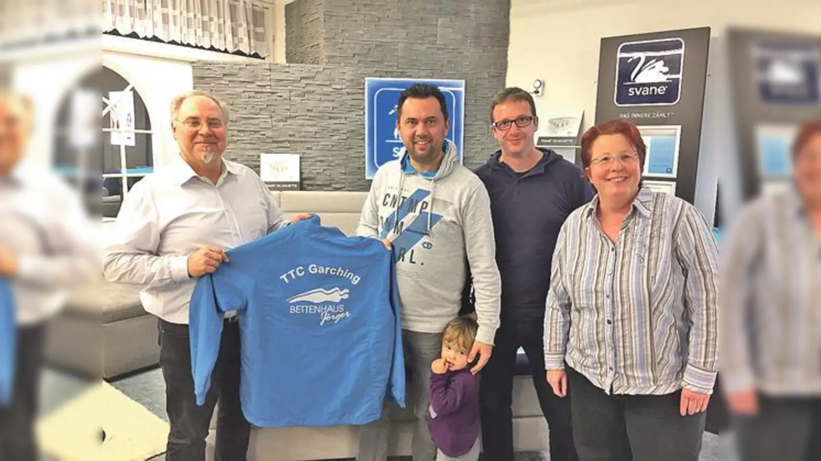 Neue Trainingsanzüge für den TTC Garching (vlnr) Alois Jörger (Inhaber Bettenhaus Jörger), Sven Wagner (1. Vorstand TTC Garching) mit Tochter Lina, Thorsten Kämmerling (2. Vorstand), Christina Hunseder (2. Kassier).	 (Foto: VA)