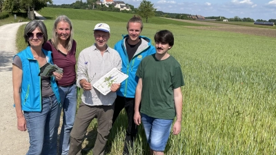 Setzen sich für Ackerwildkräuter ein, v. l.: Petra Gansneder, Helene Falk, Stefan Meyer, Christopher Meyer und Maximilian Reisinger.  (Foto: pst)
