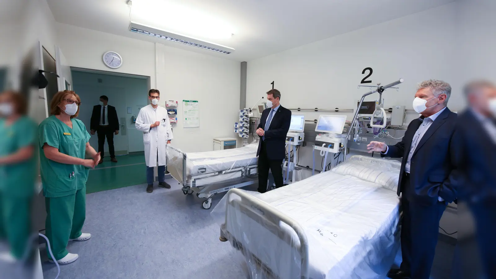 Ministerpräsident Dr. Markus Söder und Oberbürgermeister Dieter Reiter besichtigen das Haus 3, das zur langfristigen Covid-Behandlung umgebaut wurde. (Foto: Michael Nagy)