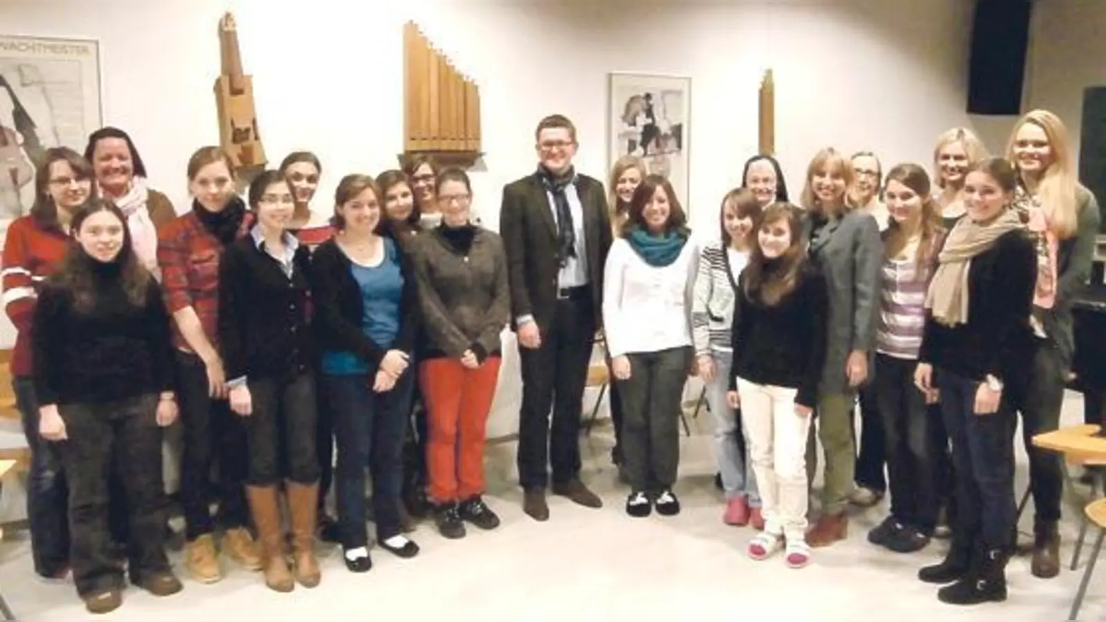 Der CSU-Bundestagskandidat Dr. Wolfgang Stefinger mit den Studenten des Wohnheims.	 (Foto: privat)