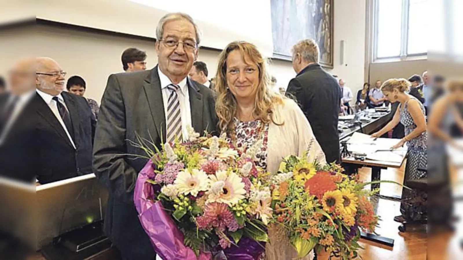 Hans Podiuk begrüßt die nachgerückte Stadträtin Alexandra Gaßmann in der CSU-Fraktion.	 (Foto: CSU)