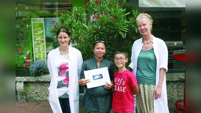 Im Namen der Geschäftsleute der Borstei überreichten Frau Schäfer und Frau Nowag der glücklichen Gewinnerin Nila Osthoff mit Sohn Julian den Werbe-Spiegel-Reisegutschein. (Foto: JS)