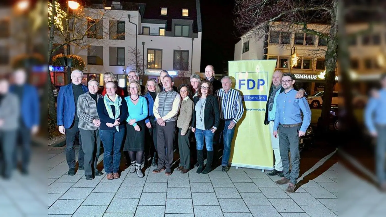 „Unsere Kandidaten repräsentieren den Querschnitt der Planegger Bevölkerung mit allen Interessen, Altersgruppen, Bedürfnissen.“ Vorn Mitte Bürgermeisterkandidat Philipp Pollems, 2.v.r. Christian Haugg, 4.v.r. Peter von Schall-Riacour. (Foto: Haugg)