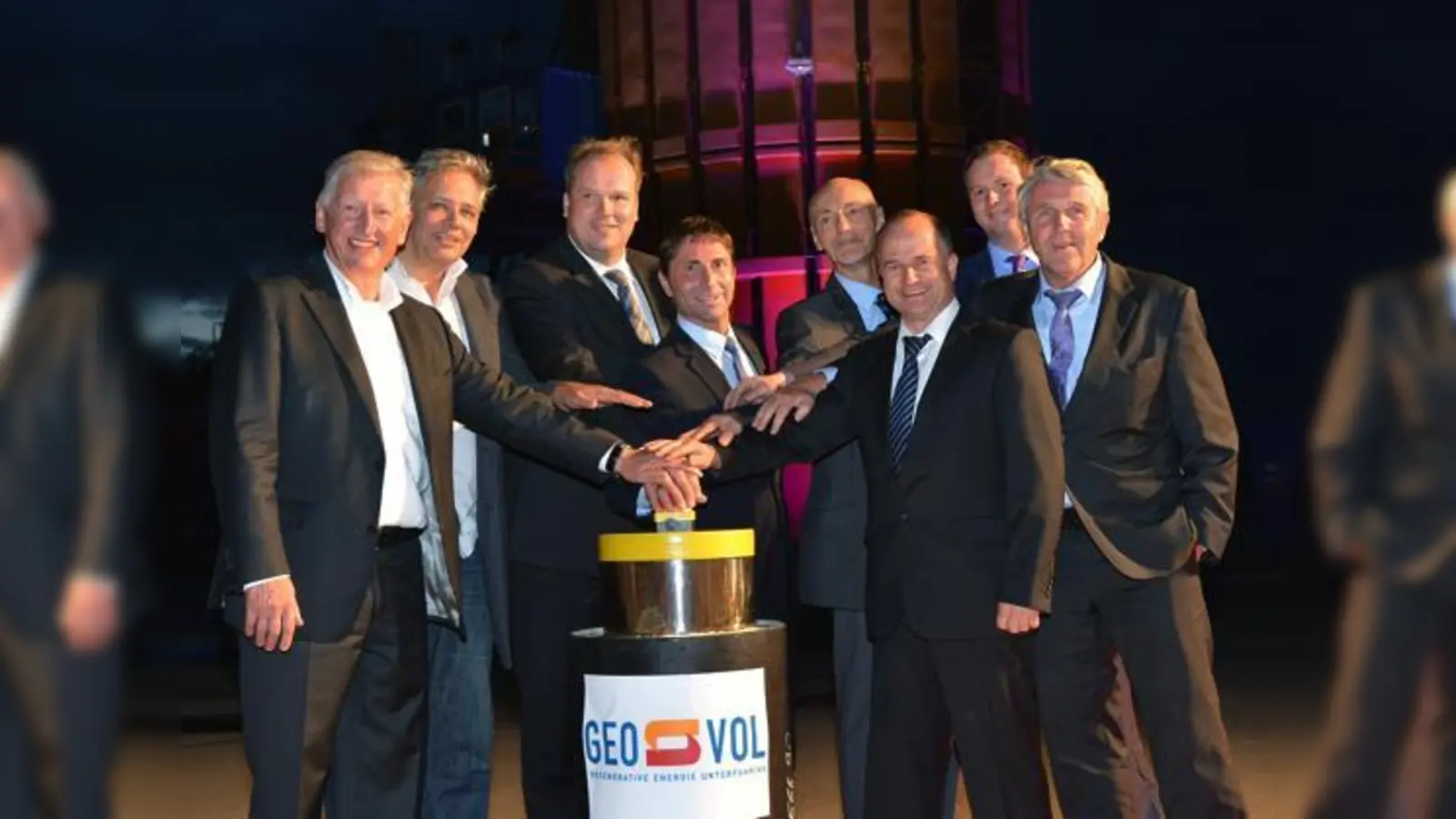Unterföhrings Altbürgermeister Franz Schwarz, Achim Schubert, Landrat Christoph Göbel, Bürgermeister Andreas Kemmelmeyer, Geovol-Geschäftsführer Peter Lohr, Ulrich Huber, Daniel Mölk und Josef Daldrup.	 (Foto: Gemeinde Unterföhring)