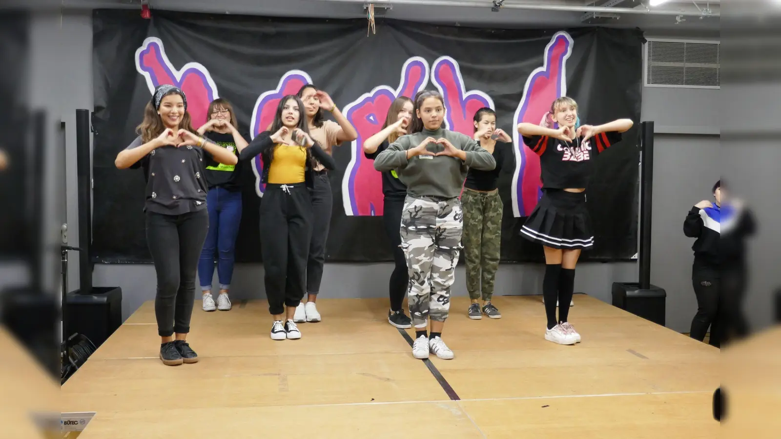 Die meisten der Show-Acts auf der Bühne des Day of the Girl* bestreiten die Mädchen aus dem Jugendtreff am Biederstein mit Afro-Dance, HipHop, Breakdance und K-Pop. Sie singen, rappen und tanzen am 11. Oktober für ihre Rechte - und für Gleichberechtigung (Foto:  JT Biederstein/KJR)