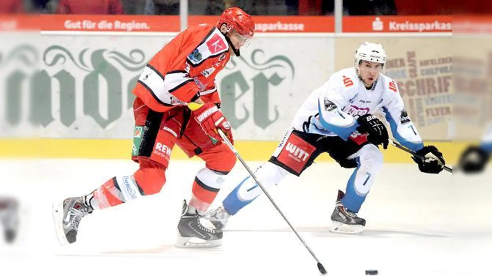 Mit Marvin Kablaus (in rot) Rückkehr ins Team rechnet der EHC Klostersee nach der Pause.   (Foto: smg/Nicky Alexander)