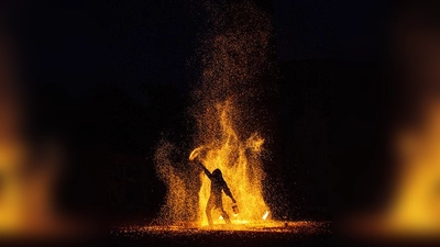 Andrea Salustri zeigt seine Feuershow. (Foto: Andrea Salustri)