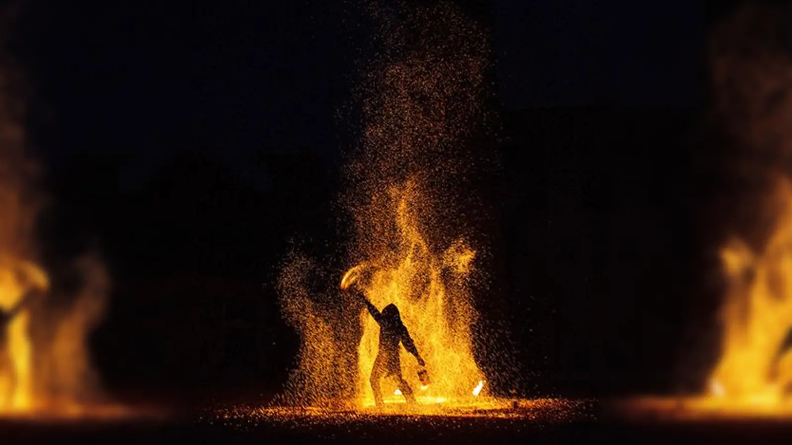 Andrea Salustri zeigt seine Feuershow. (Foto: Andrea Salustri)