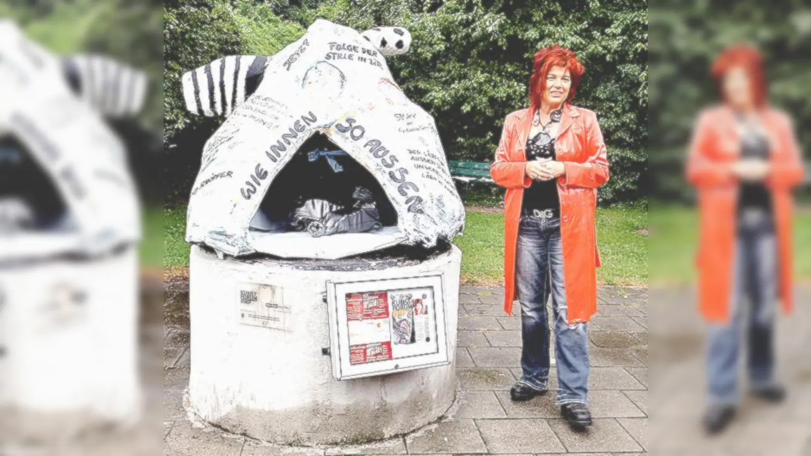 Künstlerin Brigitte Karasek mit dem Kunstwerk, das derzeit den Hans-Mielich-Platz verschönt, bald sollen umfassende Umbaumaßnahmen folgen. 	 (Foto: Privat)