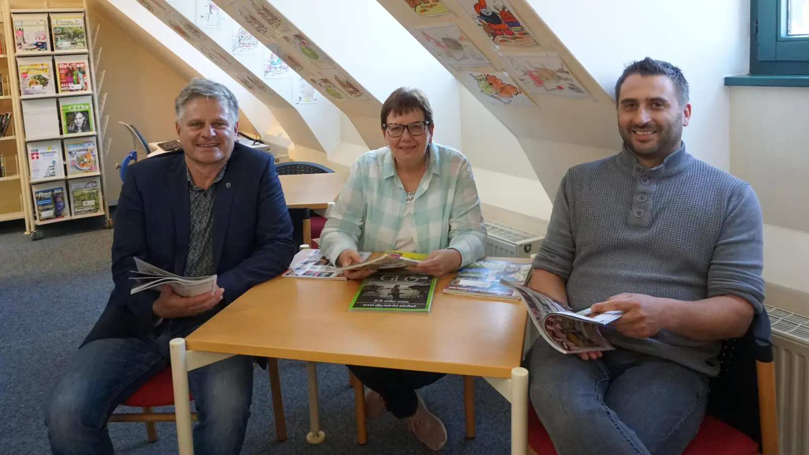 Willkommensbesuch: Büchereileiterin Andrea Schlick mit Bürgermeister Stefan Joachimsthaler (l.) und Amtsleiter Benedikt Friedinger (Foto: Gemeinde Alling)