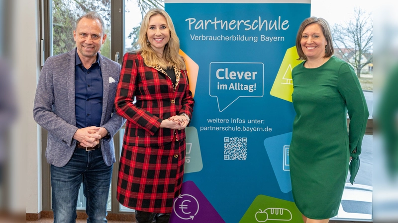 Der bayerische Verbraucherschutzminister Thorsten Glauber, die bayerische Kultusministerin Anna Stolz und die Landesvorsitzende des VerbraucherService Bayern, Eva Fuchs (von links). (Foto: 2026 Fabian Gebert, StMUK)