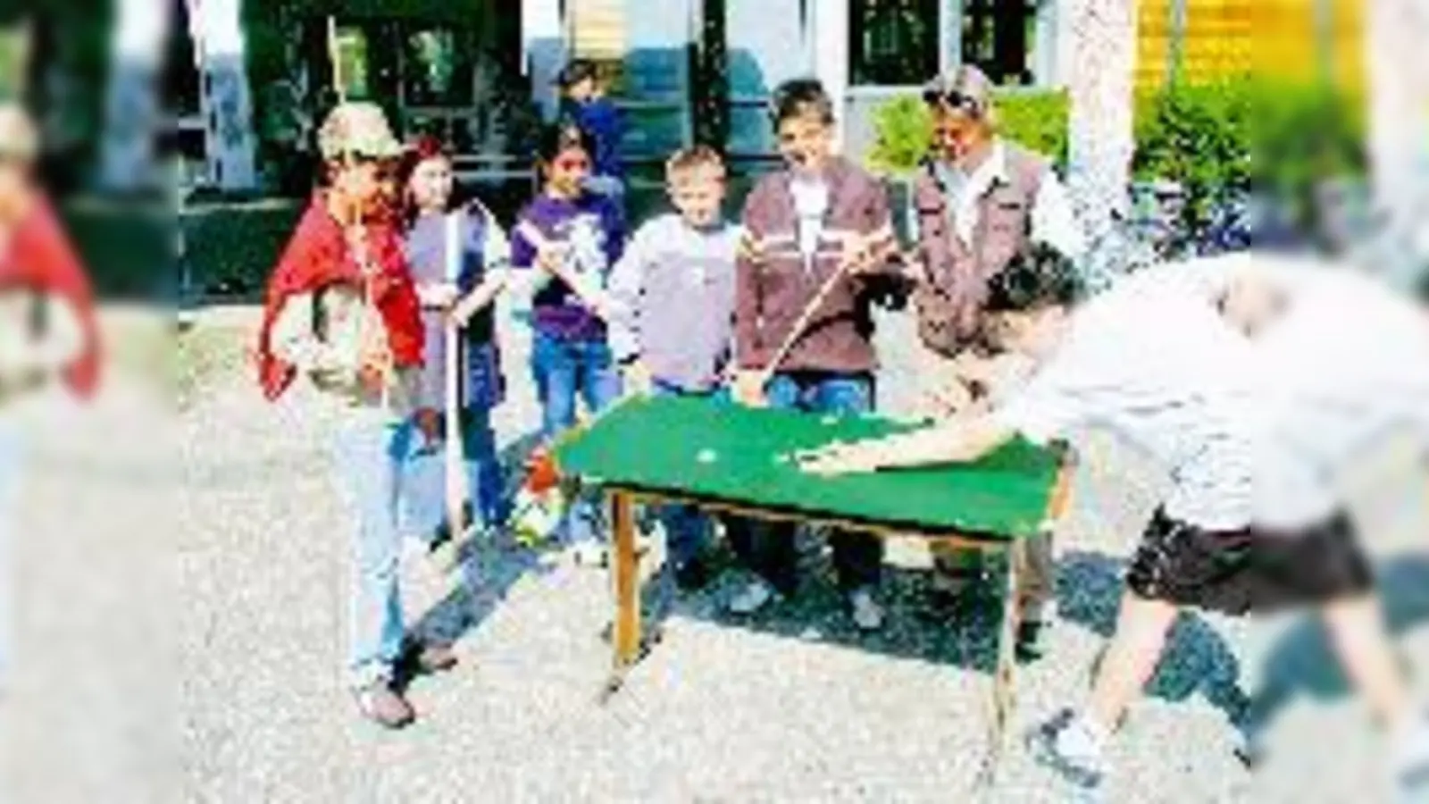 Mit großem Engagement basteln die Schüler an der Bernaysschule Spiele aus Holz. Lehrer und Schüler sind gleichermaßen von der Projektwoche begeistert.	 (Foto: cr)