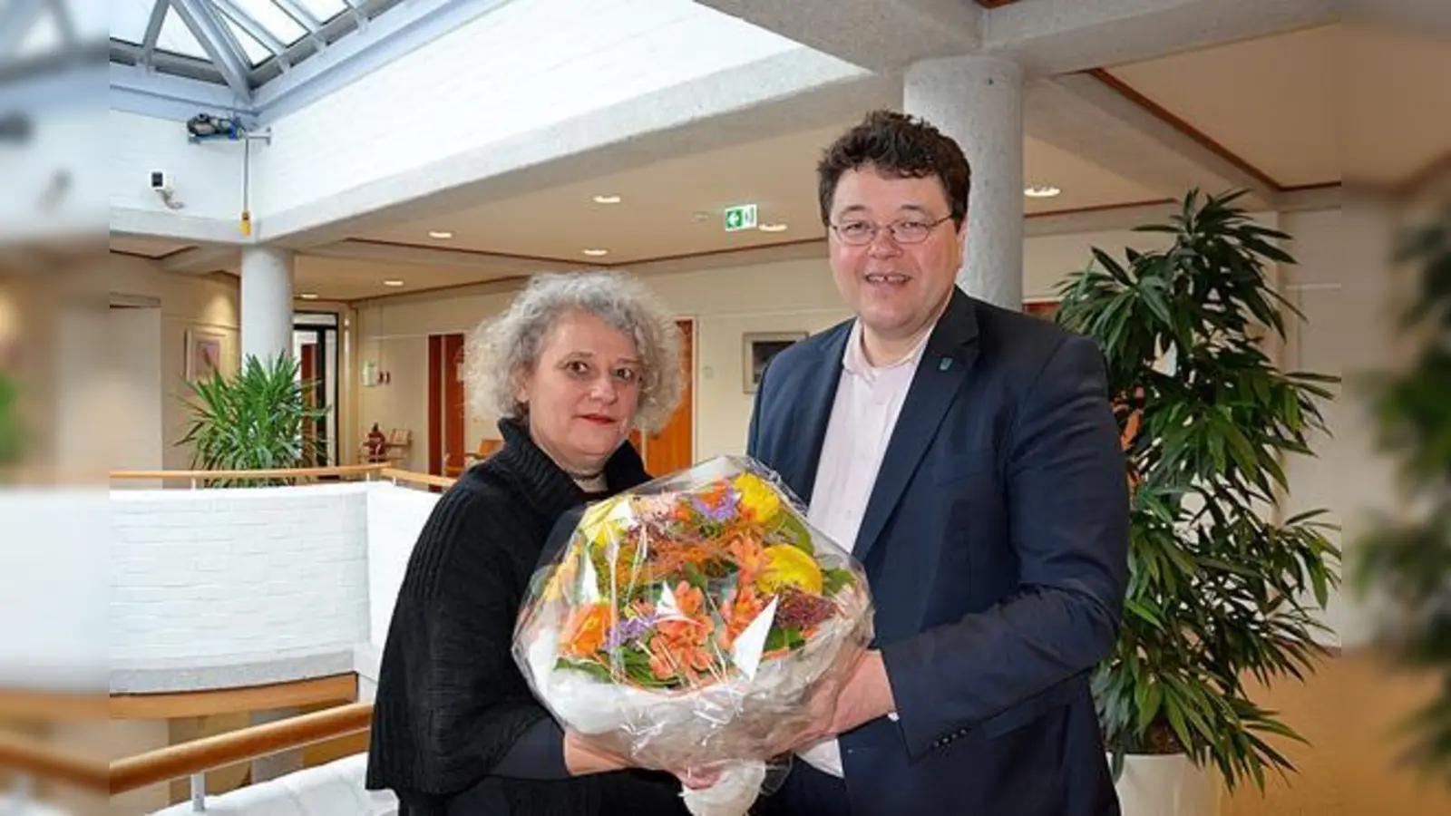 Bürgermeister Thomas Loderer gratulierte Yvonne Junginger zum Jubiläum. Seit 25 Jahren arbeitet sie in der Gemeinde- bibliothek. 	 (Foto: MO)