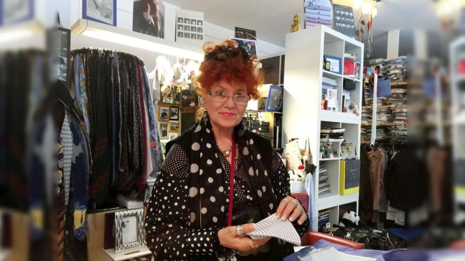 Nach der Geburt in ein Waisenhaus gegeben, findet Hannelore Scherer weder als Adoptivkind noch als erwachsene Frau Geborgenheit. Als läge ein Fluch auf ihr, endet jede ihrer Partnerschaften mit einem Todesfall. Doch als Hannelore sich mit einem Maßhemden-Geschäft selbstständig macht, befreit sie sich von dem Bann. (Foto: BR)