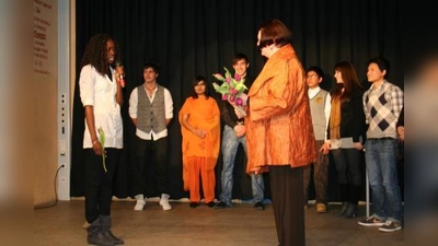 Mit internationalen Abschiedsgrüßen und mit Blumen wünschten Schülerinnen und Schüler der „Internationalen Klassen” Christine Demleitner alles Gute. (Foto: tg)