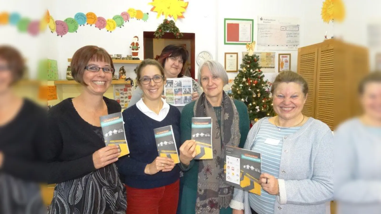 Geschafft! Sie haben an der Erstellung des Familienwegweisers mitgewirkt (von links): Annette Oeferlein (Mütterzentrum Sendling), Susanne Otter (ehem. elly), Kathleen Neubert (internationales Mütterforum), Pia Klarner-Dirr (Frauen beraten) sowie Luise Pechmann (Sozialbürgerhaus Sendling-Westpark). Ebenfalls mitgewirkt hat Fabienne von Well (elly, nicht auf dem Foto). (Foto: tab)