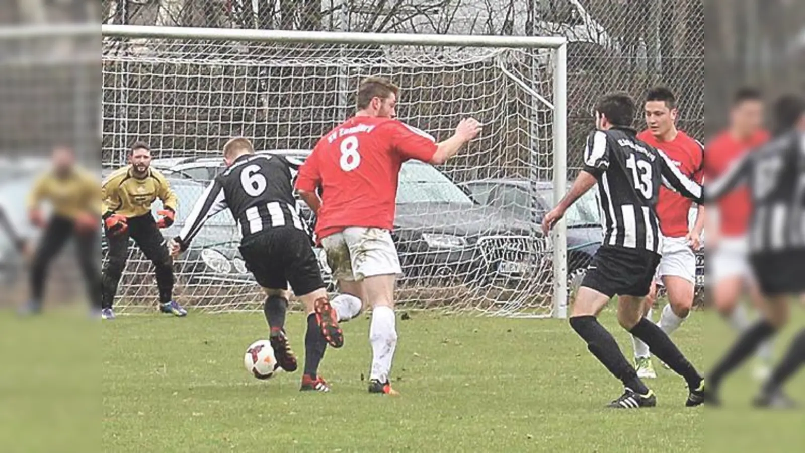 Im Derby war Oberföhring (schwarz-weiß) am Ende die glücklichere Mannschaft.	 (Foto: W. Kelletshofer)
