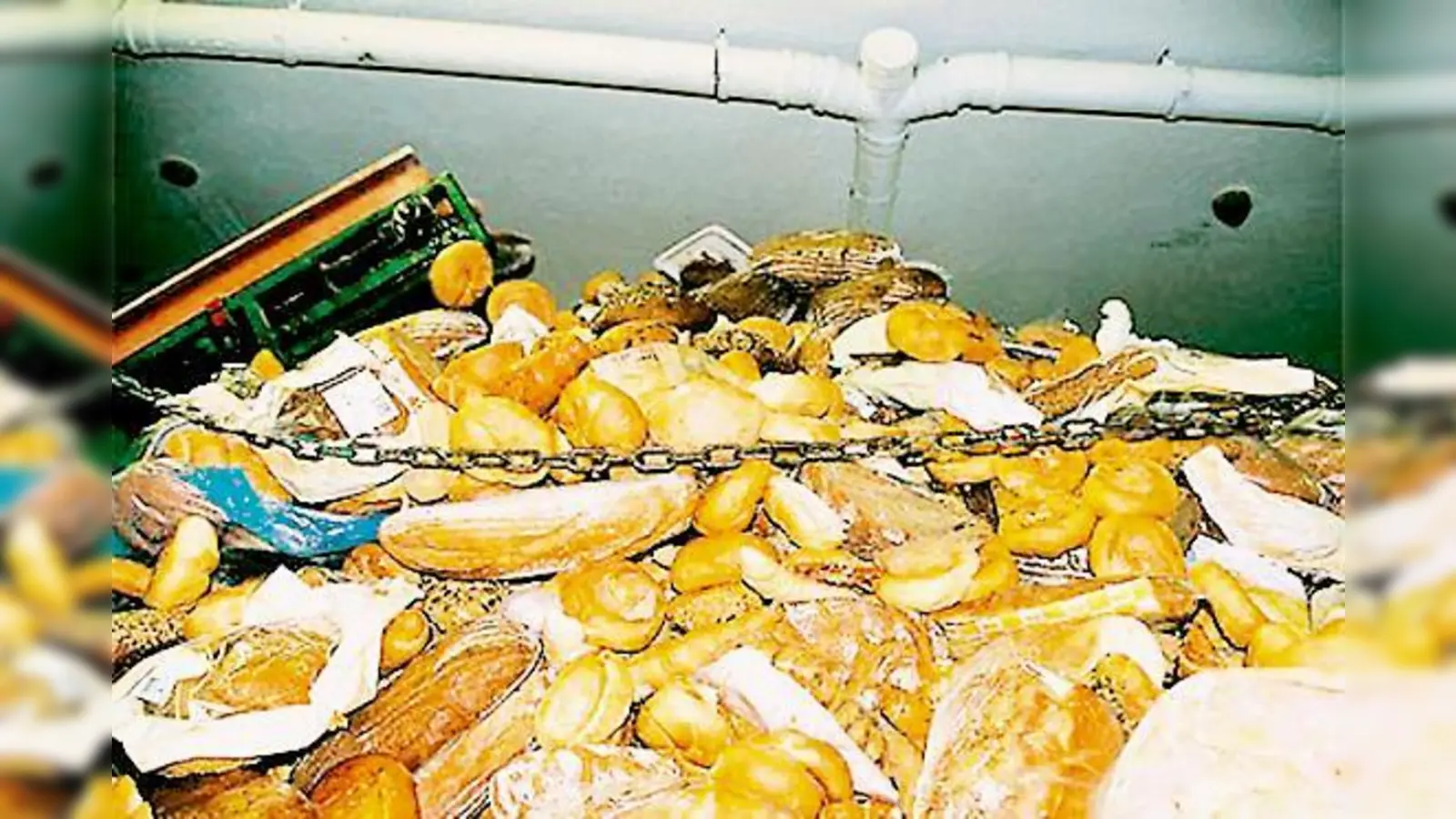 Brot im Müll? Ein Anblick, der schmerzt. Im Dokumentarfilm »We feed the world« wird der Produktion und Entsorgung von Lebensmitteln auf die Spur gegangen.	 (Foto: VA)