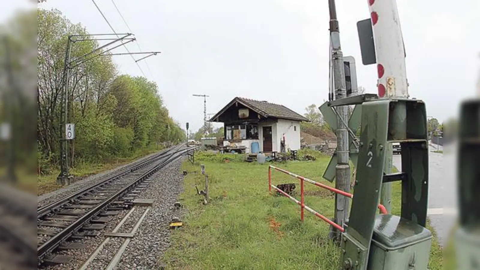 Seine Tage sind gezählt: Das alte Bahnwärter-Häusl am Ostende des Perlacher Bahnhofs muss weichen.	 (Foto: RedP)