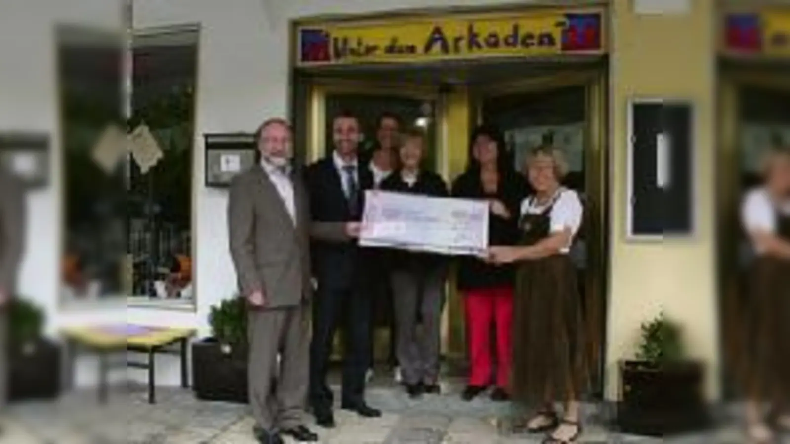 Willy Frauenknecht von ETC, Holger Elter von G&amp;H, Nathalie Vogt von der Vinci-Stiftung, Christel Bulcraig von der AG Buhlstraße, Uschi Weber vom Mehrgenerationenhaus und Hermine Baumert, Patin des Projekts (v. l.) bei der  (Scheckübergabe.Foto: VA)