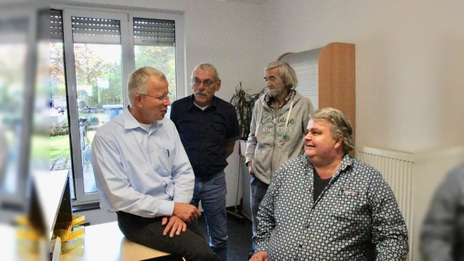 Sehr schöner Start: Der neue Leiter des Wohnhilfe-Hauses in der Verdistraße heißt Martin Fichtner. Im Bild ist er (l.) mit den Bewohnern Gerhardt Esser, Leopold Platzer und Thomas Kraus am Empfang des Wohnhilfe-Hauses zu sehen. (Foto: us)