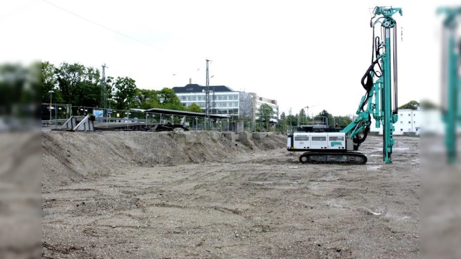 Hier wird bald gebaut. Links die Bahnlinie und der Bahnhof Mitterselndling. (Foto: job)