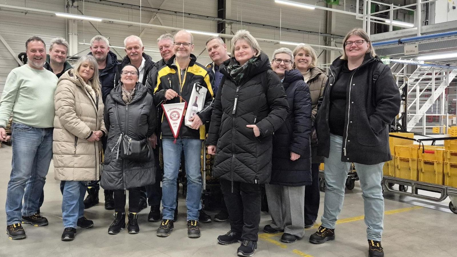 Upfer-Buam-und-Madln-besuchen-die-Postfabrik-